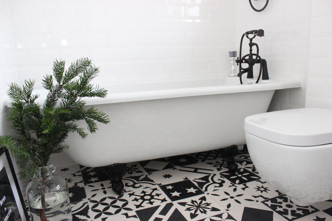 Free standing bath in bathroom