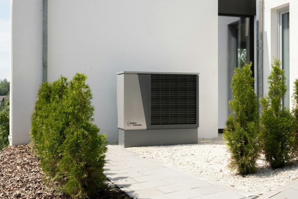 alpha-innotec--nbWCvUiFJA-unsplash - Kluk Construction heat pump outside house